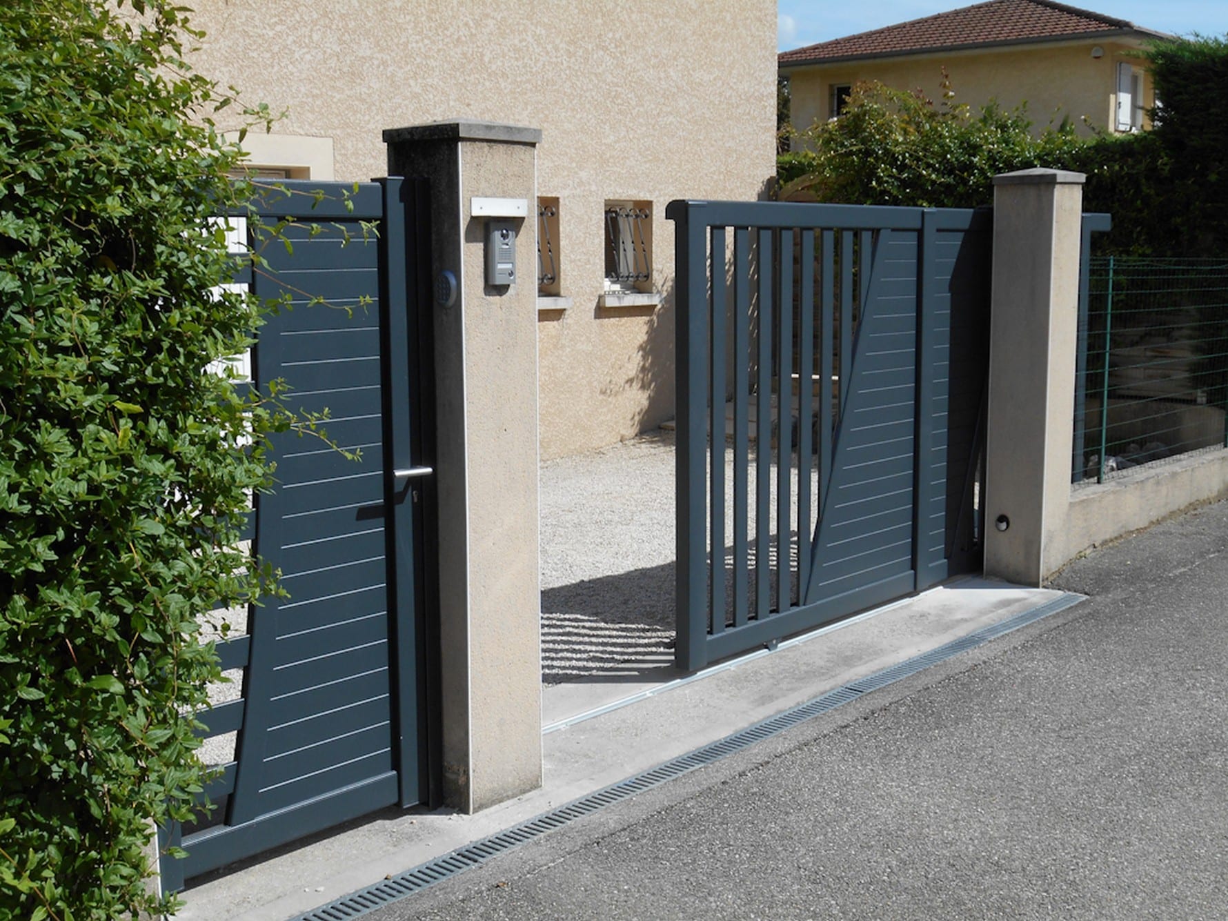 PORTAIL EN ALUMINIUM SUR MESURE ET PORTILLON
