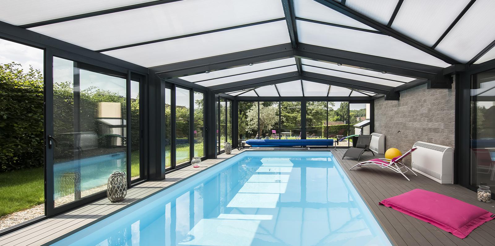 piscine dans une véranda en aluminium